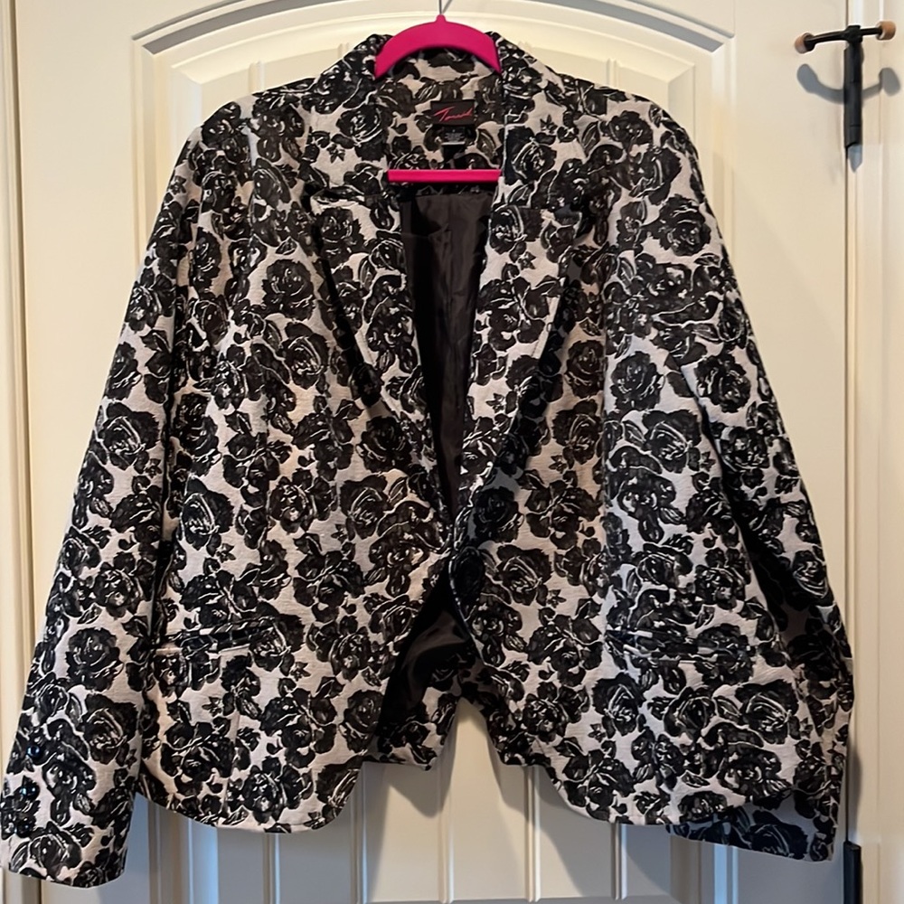 Torrid Black and White Rose Jacquard Woven Blazer ((Torrid size 2))